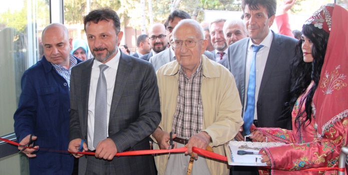 Gediz MYO Öğrencilerinin Hazırlamış Olduğu Kıyafet Sergisi DPU Rektörü Prof.dr. Remzi Gören Tarafından Açıldı