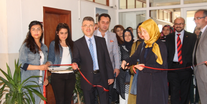 Gediz MYO Öğrencilerinin El Emeği Göz Nuru Çalışmalarından Oluşan Sergi DPU Rektörü Remzi Gören’in Eşi Hatice Gören Tarafından Açıldı